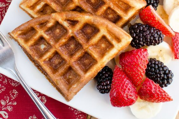 Çilekli, Dondurmalı Waffle/Strawberry Waffle With Icecream